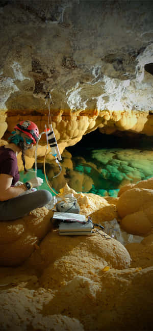 Cave Explorer Carlsbad Caverns National Park Wallpaper