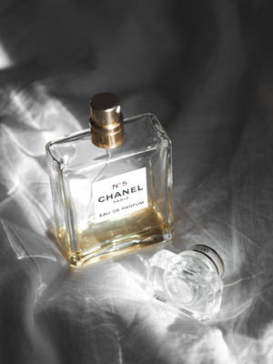 Chanel No.5 Light Reflection Wallpaper