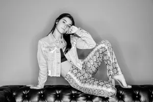 Charli And Addison Fashionable Influencers Wallpaper