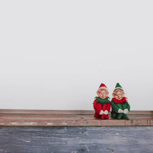 Cheerful Australian Christmas Elves Celebrating The Holiday Season Wallpaper