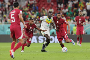 Cheikhou Kouyate Leading The Senegal National Football Team Wallpaper