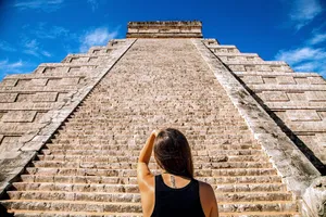 Chichen Itza Mexico El Castillo Lady Wallpaper