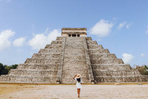 Chichen Itza Tourist Wallpaper