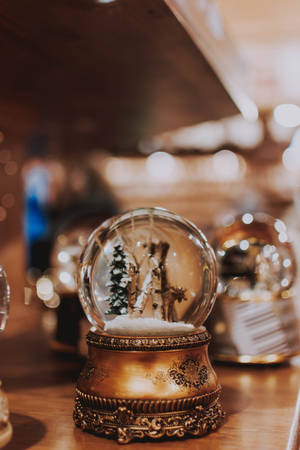 Christmas Crystal Snow Globe Ball Wallpaper