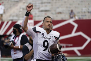 Cincinnati College Football Player Wallpaper