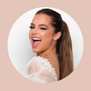 Circle Cropped Winking Tiktok Personality Addison Rae Pfp Wallpaper