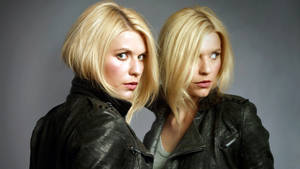 Claire Danes In A Powerful Scene From The Hit Series Homeland, Displaying Her Versatility And Emotion As An Actress. Wallpaper