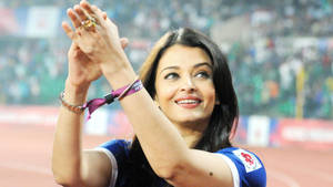 Clapping Aishwarya Rai Wallpaper