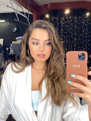 Classy Tiktok Star Addison Rae Pfp Mirror Selfie Wallpaper