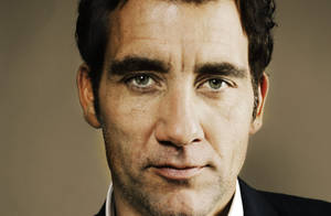 Clive Owen On Cream Wallpaper
