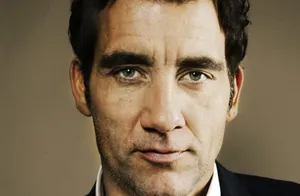 Clive Owen On Cream Wallpaper