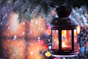 Cold Christmas Lantern Decoration Wallpaper