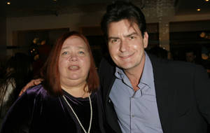 Conchata Ferrell And Charlie Sheen In Tv Series Wallpaper