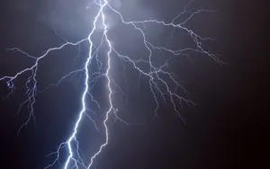 Cool Lightning In Dark Sky Wallpaper