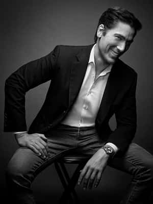 Cool Sitting Pose Of David Muir Wallpaper