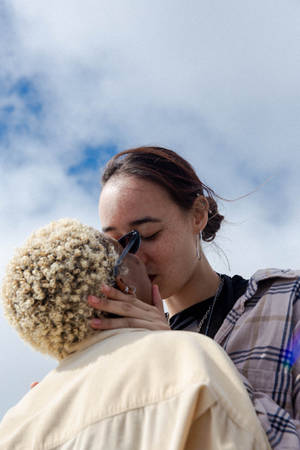 Couple Kiss Under The Sky Wallpaper