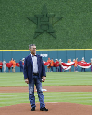 Craig Biggio On Pitcher's Mound Wallpaper