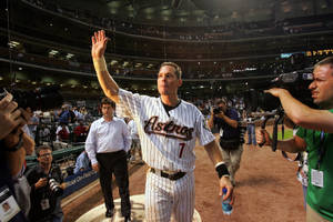 Craig Biggio Surrounded By Cameras Wallpaper