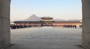 Crowd Of People At Gyeongbokgung Palace Wallpaper