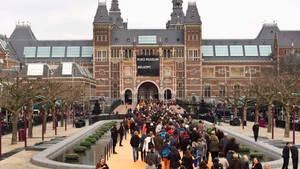 Crowd Outside Rijksmuseum Wallpaper