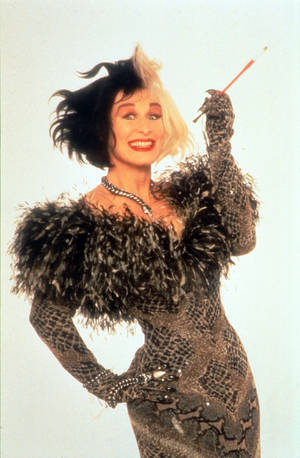 Cruella De Vil By Glenn Close Wallpaper