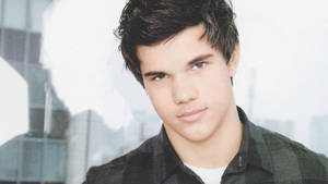 Cute Actor Taylor Lautner Wallpaper