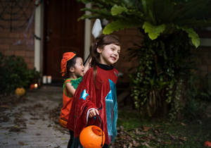 Cute Halloween Girls Trick-or-treat Wallpaper