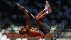 Damian Warner Canadian Pole Vault Athlete Wallpaper