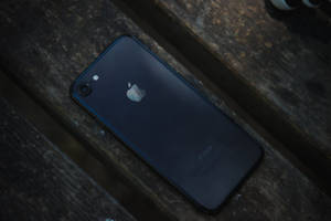 Dark Iphone 7 On Wood Wallpaper