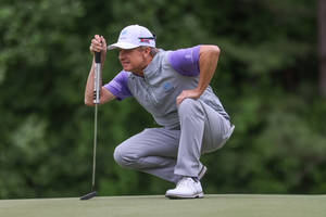 David Toms Studying The Terrain Wallpaper