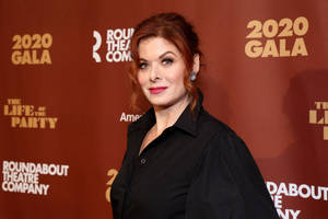 Debra Messing At Roundabout Theatre Company 2020 Gala Wallpaper