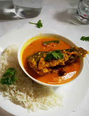 Delicious Fish Head Curry Served With Rice Wallpaper
