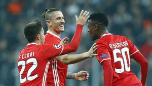 Delighting Moments - Nelson Semedo Laughing With Teammates Wallpaper