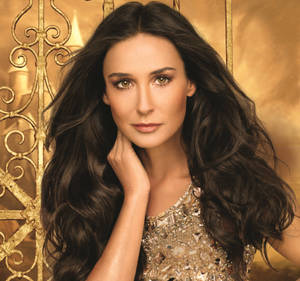 Demi Moore Pose As Oriflame Cosmetics Model Wallpaper