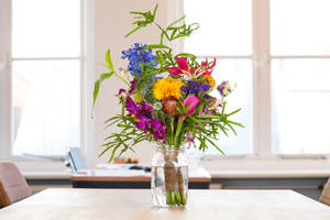 Dining Table Bouquet In Flower Vase Wallpaper