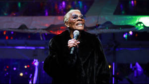 Dionne Warwick Singing Onstage Wallpaper