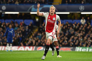 Donny Van De Beek Walking Pointing Up Wallpaper