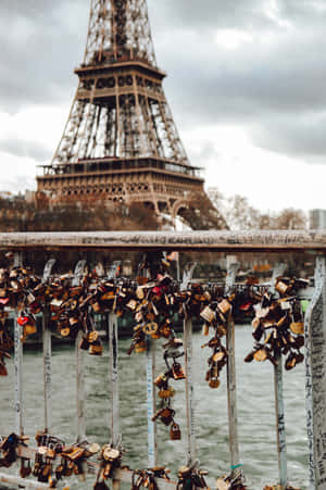 Dreaming Of Love In Paris Wallpaper
