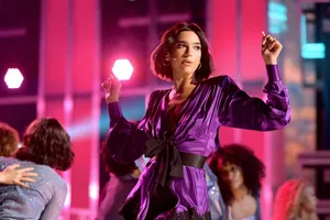 Dua Lipa Violet Dress Wallpaper