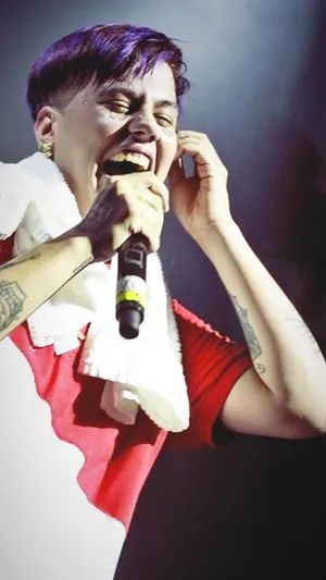 Duki Singing White Towel Wallpaper