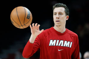 Duncan Robinson In Sleeve Miami Jersey Wallpaper