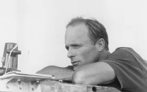Ed Harris Grayscale Side Angle Shot Wallpaper