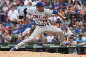 Edwin Diaz In Throwing Pose Wallpaper