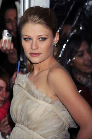 Elegant Emilie De Ravin Event Appearance Wallpaper