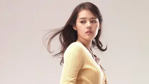Elegant Korean Girl, Han Ga-in, Radiating Youthful Charm Wallpaper