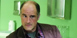 Elias Koteas On Green Wallpaper