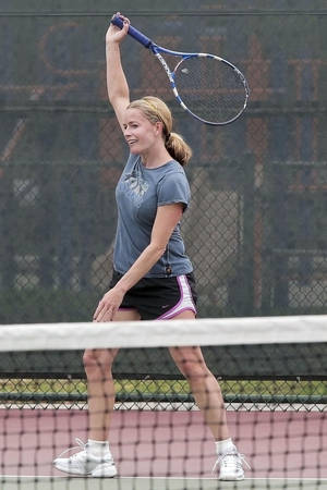 Elisabeth Shue Holding Tennis Racket With Right Hand In The Air Wallpaper