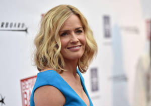 Elisabeth Shue Smiling During Movie Premier Of Behaving Badly Wallpaper