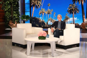 Ellen Degeneres White Couch On Set Wallpaper