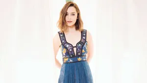 Emilia Clarke Saturn Awardee Wallpaper